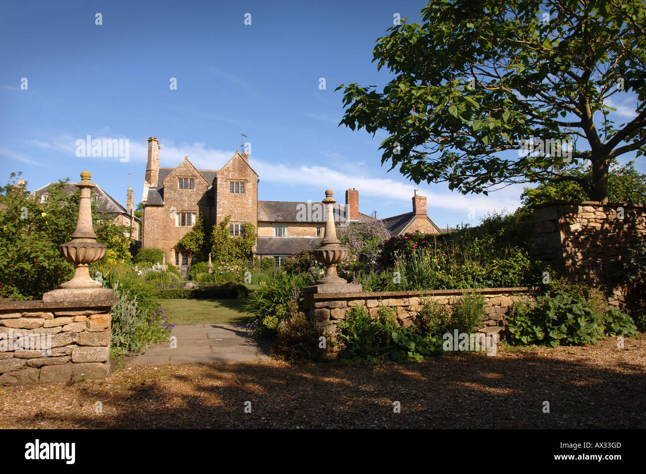 Un chemin bordé de deux piliers de pierre DANS LE JARDIN DE MANOR FARM PAR SOMERSET GARDEN DESIGNER SIMON JOHNSON UK Banque D'Images