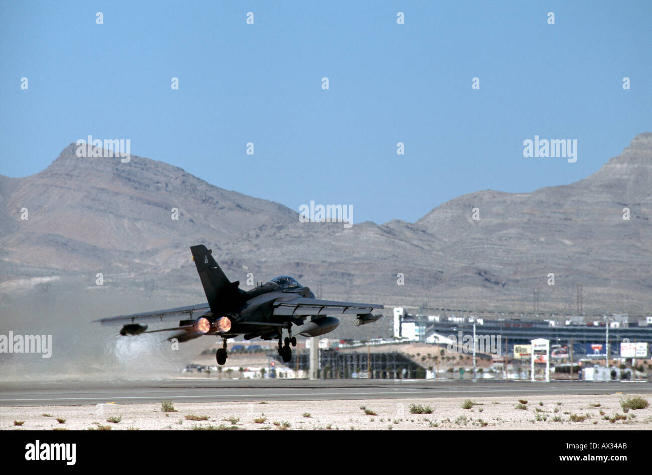 La Royal Air Force Tornado Gr4 décolle à Nellis Air Force Base sur un drapeau rouge mission de combat simulé Banque D'Images