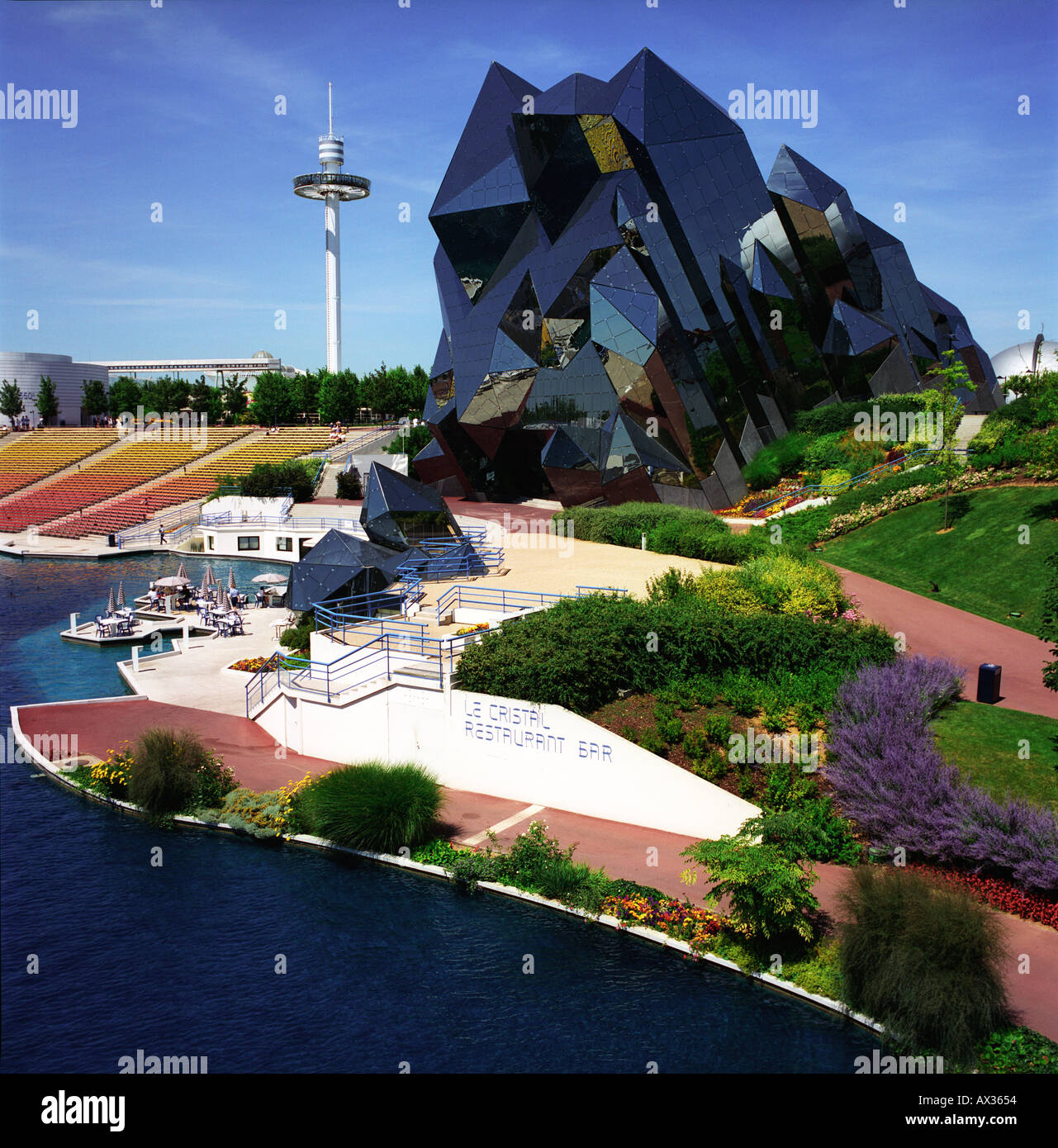 Crystal, moderne, futuriste, l'architecture, Futuroscope, Poitiers, cinéma, parc, futuriste, crystal, moderne, futuriste, de la France, Banque D'Images