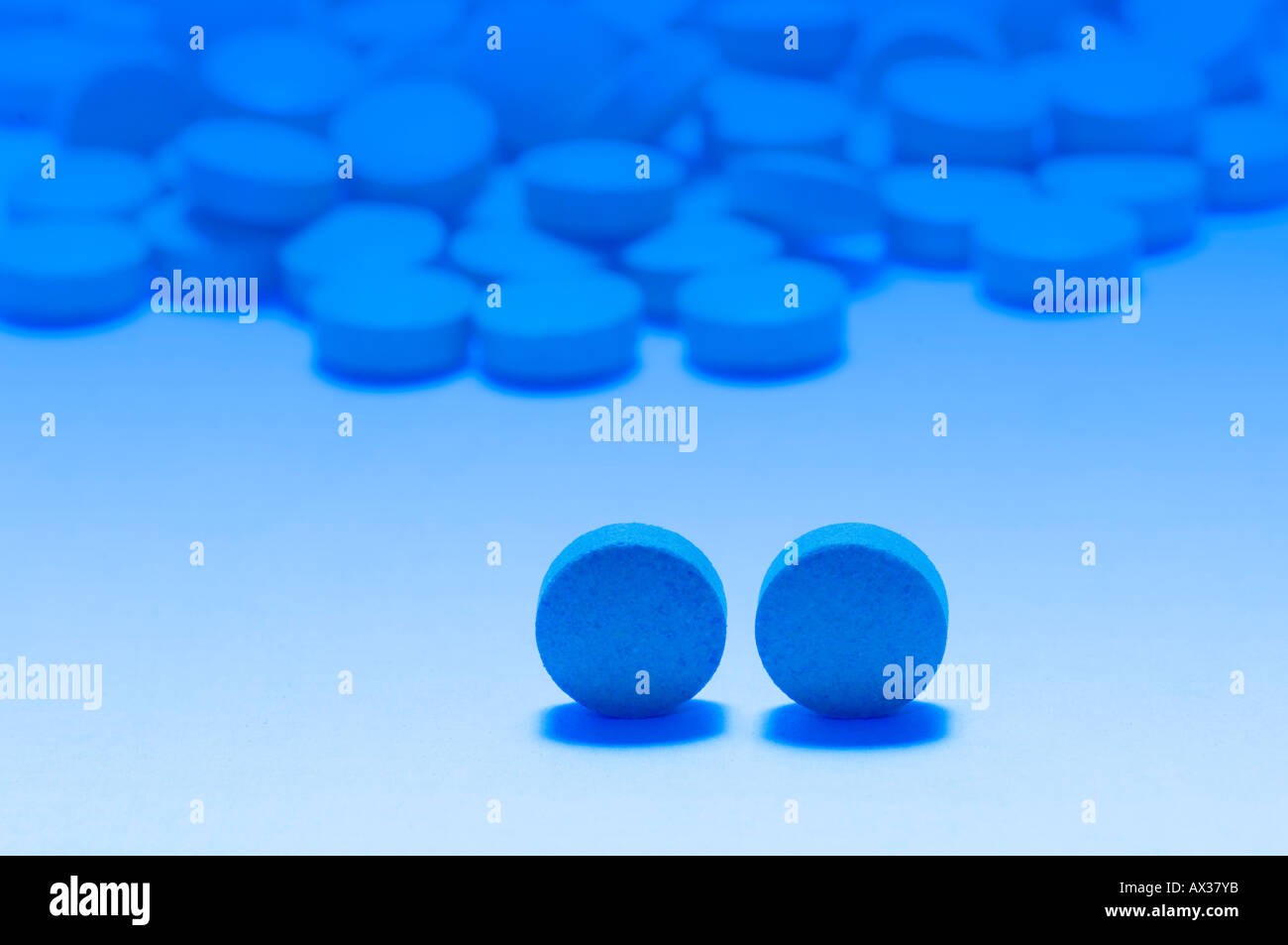Medical pills in blue light Banque D'Images