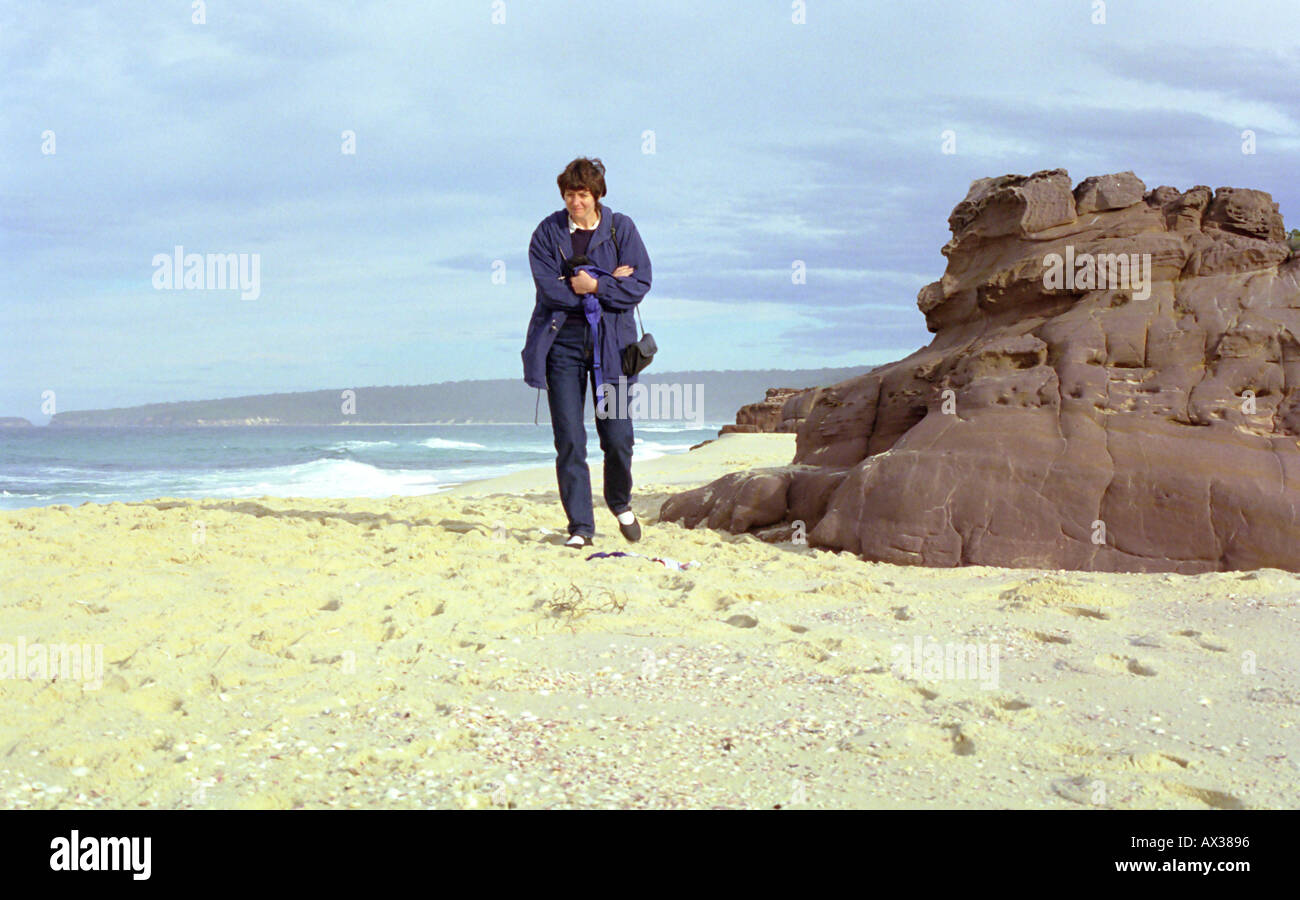 Woman on beach NSW Australie Banque D'Images