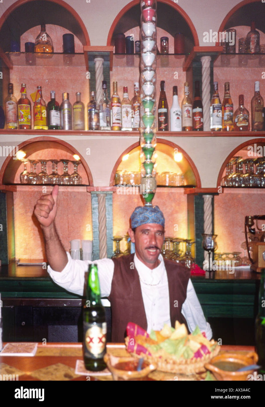 Mexique Playa del Carmen barman avec cocktails tequila sur sa tête de plaisanter Banque D'Images