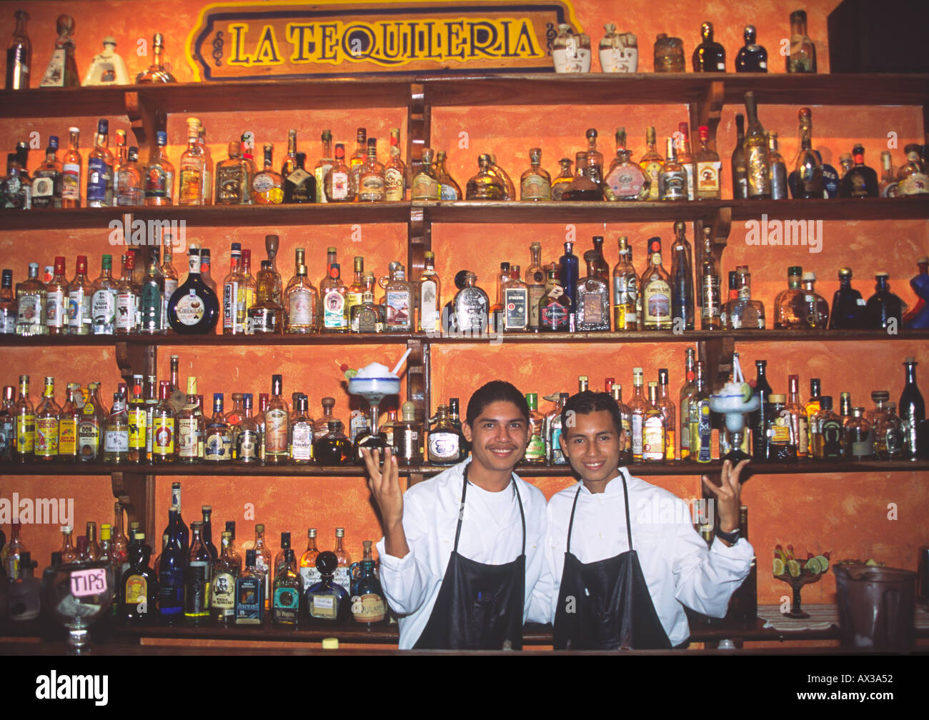 Mexique Playa del Carmen barman avec cocktails tequila Banque D'Images