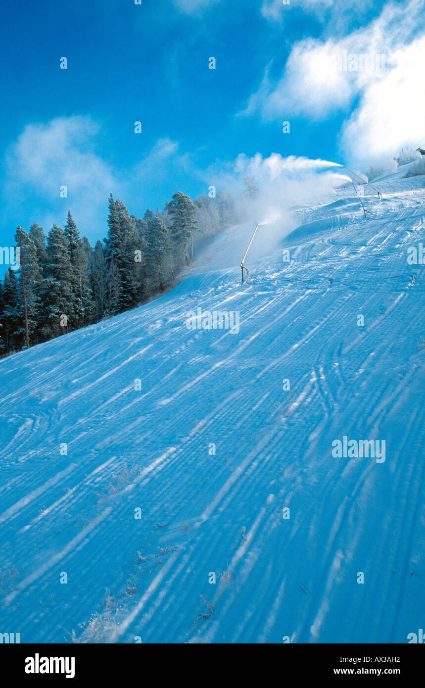 Neige de machines en fonctionnement sur Heavenly Daze ski run de Steamboat Springs, CO USA Banque D'Images