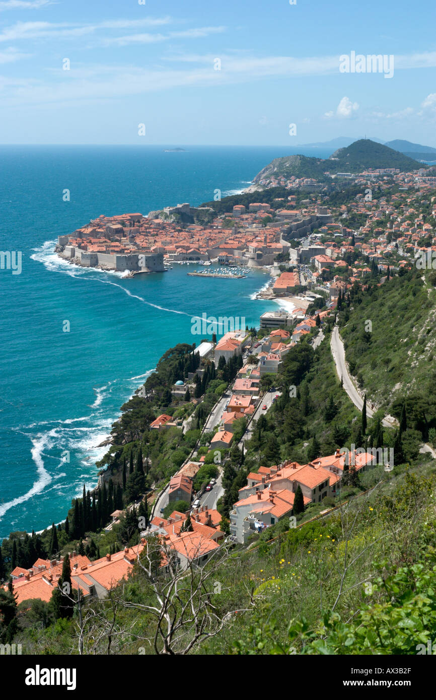 Vue sur la ville depuis la colline, la route de la côte dalmate, Dubrovnik, Croatie Banque D'Images