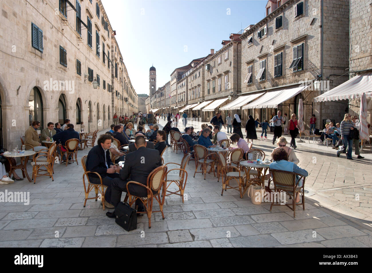 Café avec terrasse sur la Placa (Stradun, la rue principale), Old Town, Dubrovnik, Croatie, la côte dalmate Banque D'Images