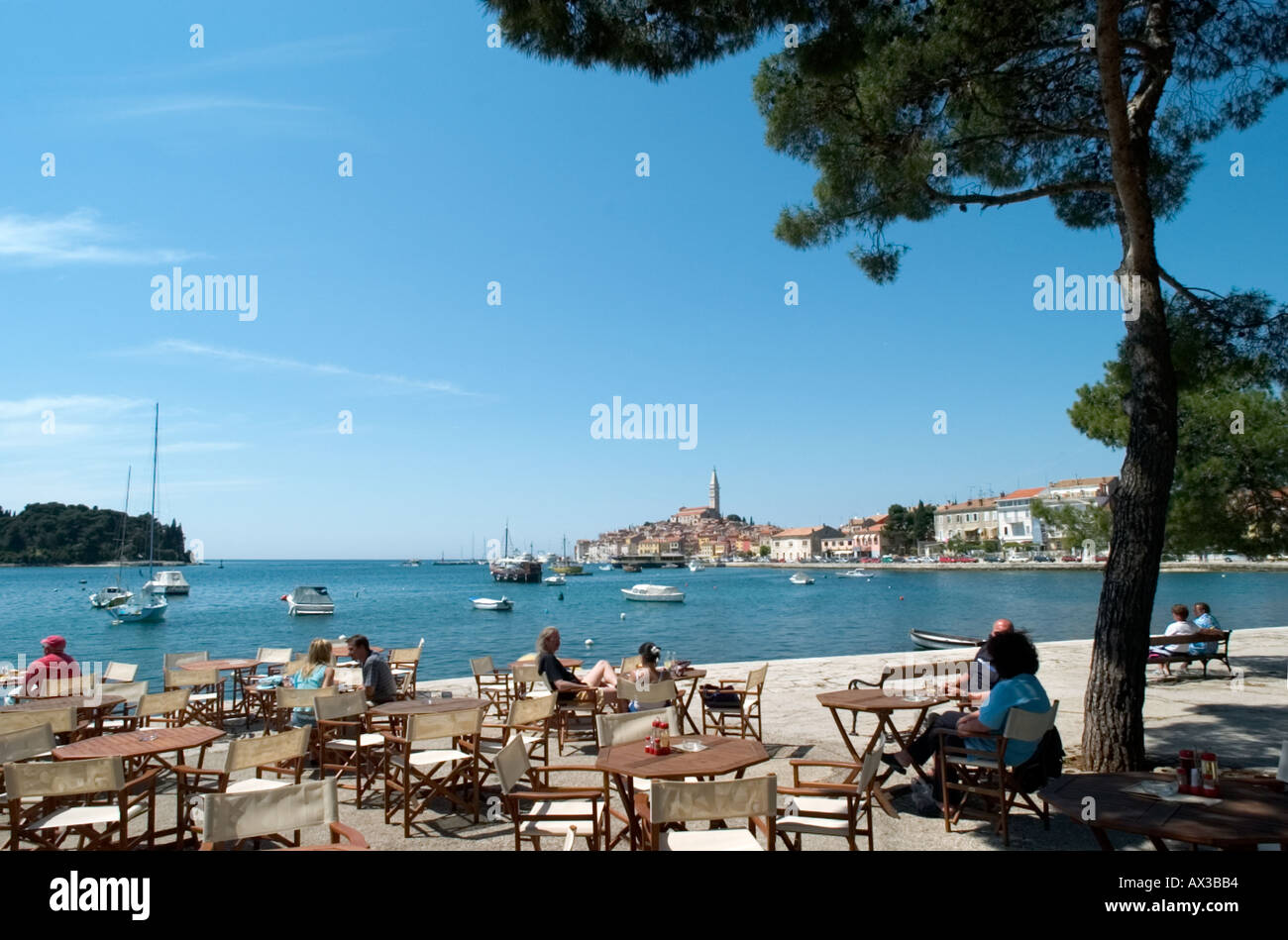 Café en bord de mer donnant sur la vieille ville, Rovinj, Istrie, Croatie Banque D'Images