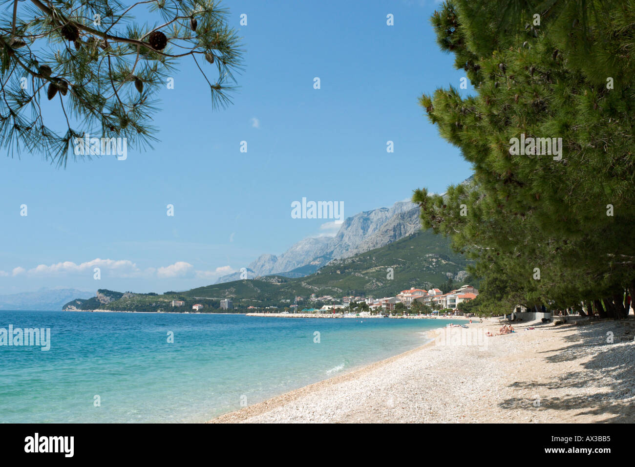 Plage, Tucepi, Makarska Riviera, de la côte dalmate, Croatie Banque D'Images