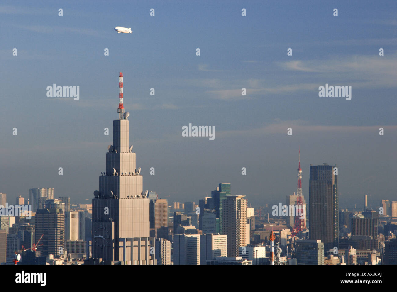 Un dirigeable Zeppelin appartenant à Nippon dirigeables survolant le gratte-ciel du centre-ville de Tokyo, y compris la Tour de Tokyo, Japon Banque D'Images