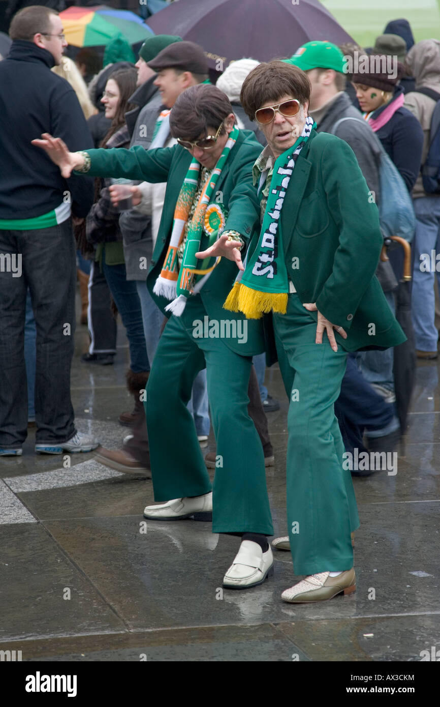 Deux vieux rockers dancing at Trafalgar Square St Patrick's Day London 2008 célébrations avec les spectateurs Banque D'Images