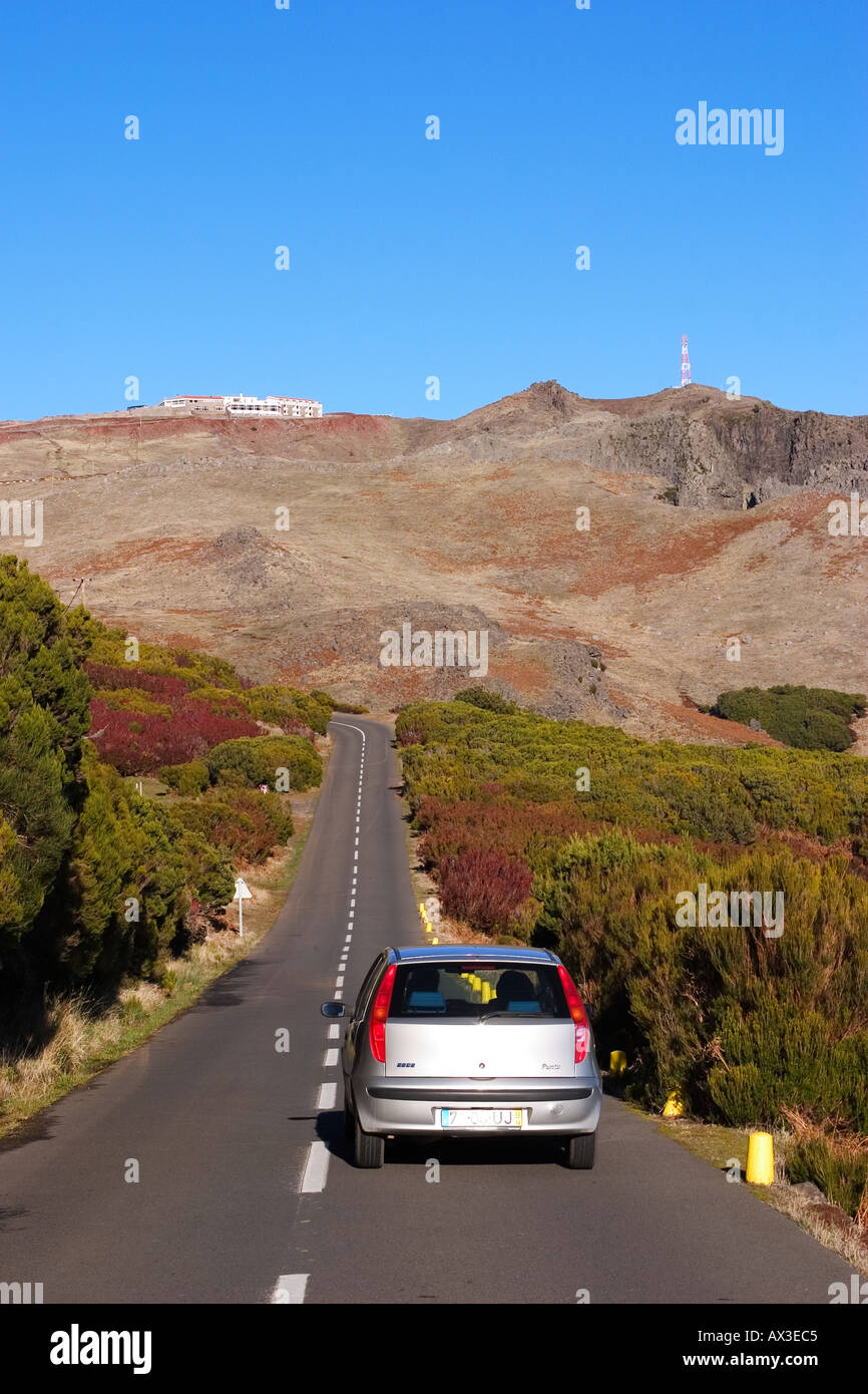 Route de montagne Pico do Arieiro Fiat Punto Madeira Banque D'Images