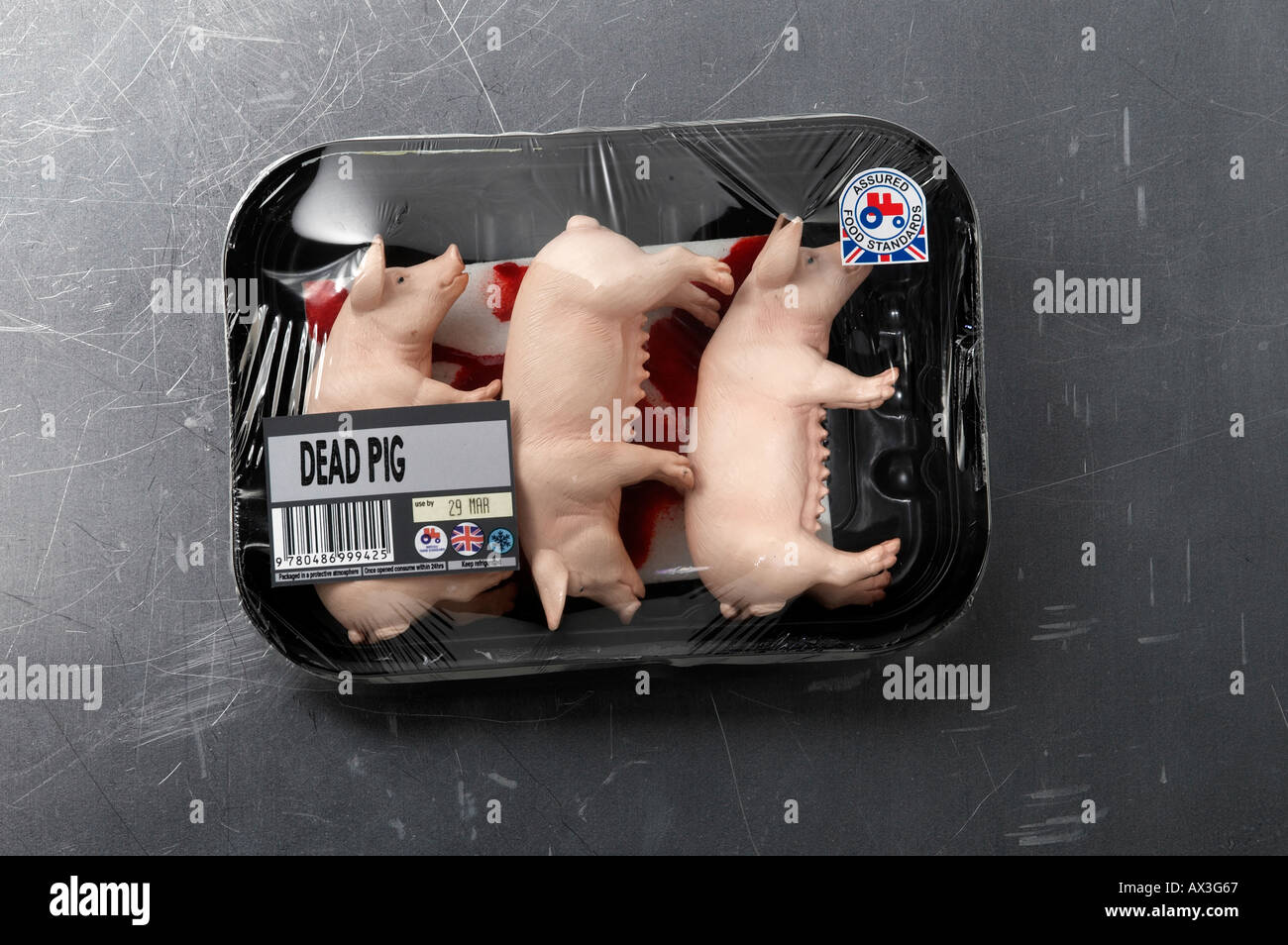 Cochon mort, trois porcs jouet en matière plastique dans l'emballage de la  viande de supermarché Photo Stock - Alamy