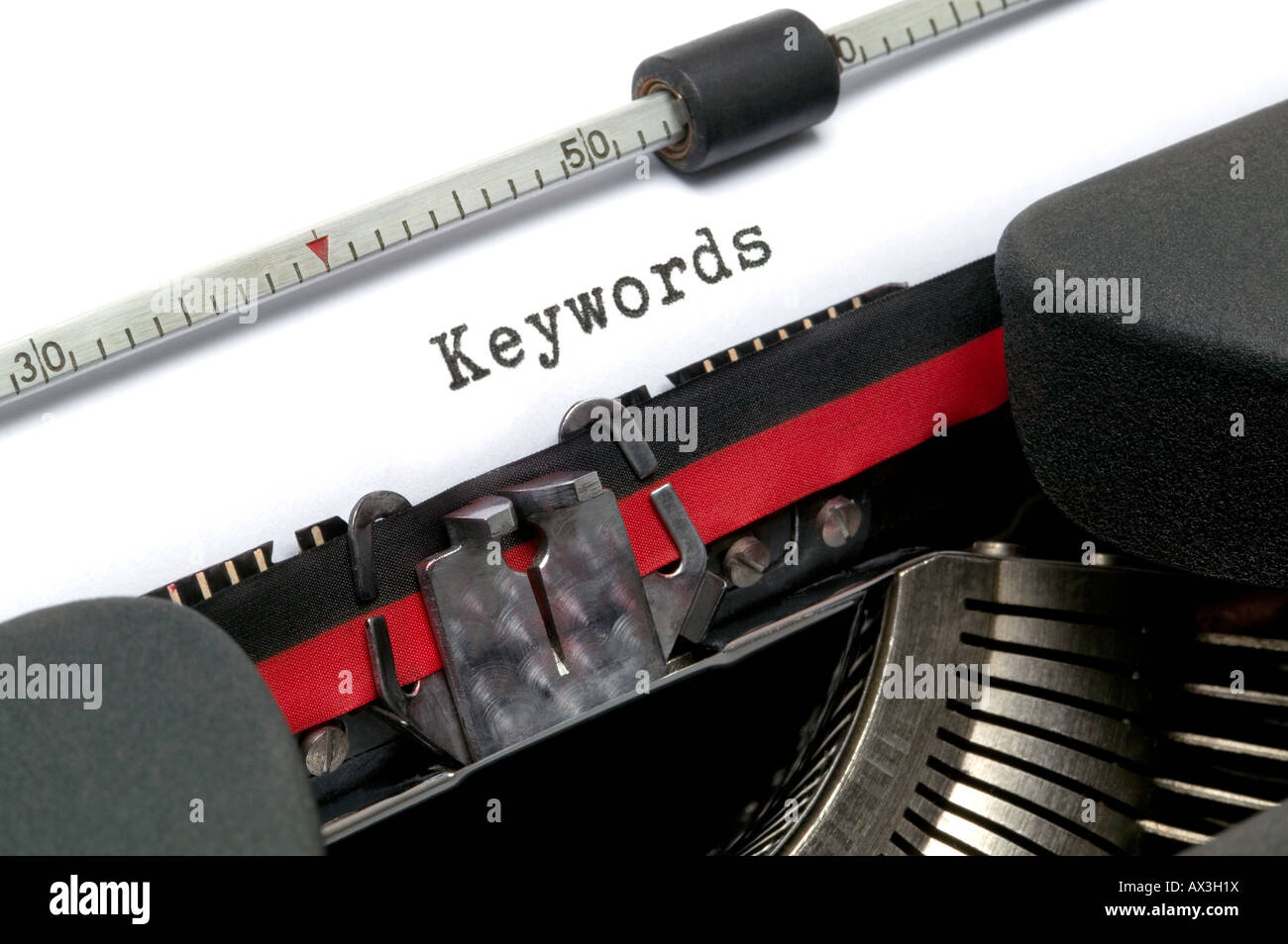 Mots-clés sur une vieille machine à écrire dans une véritable machine à écrire Banque D'Images