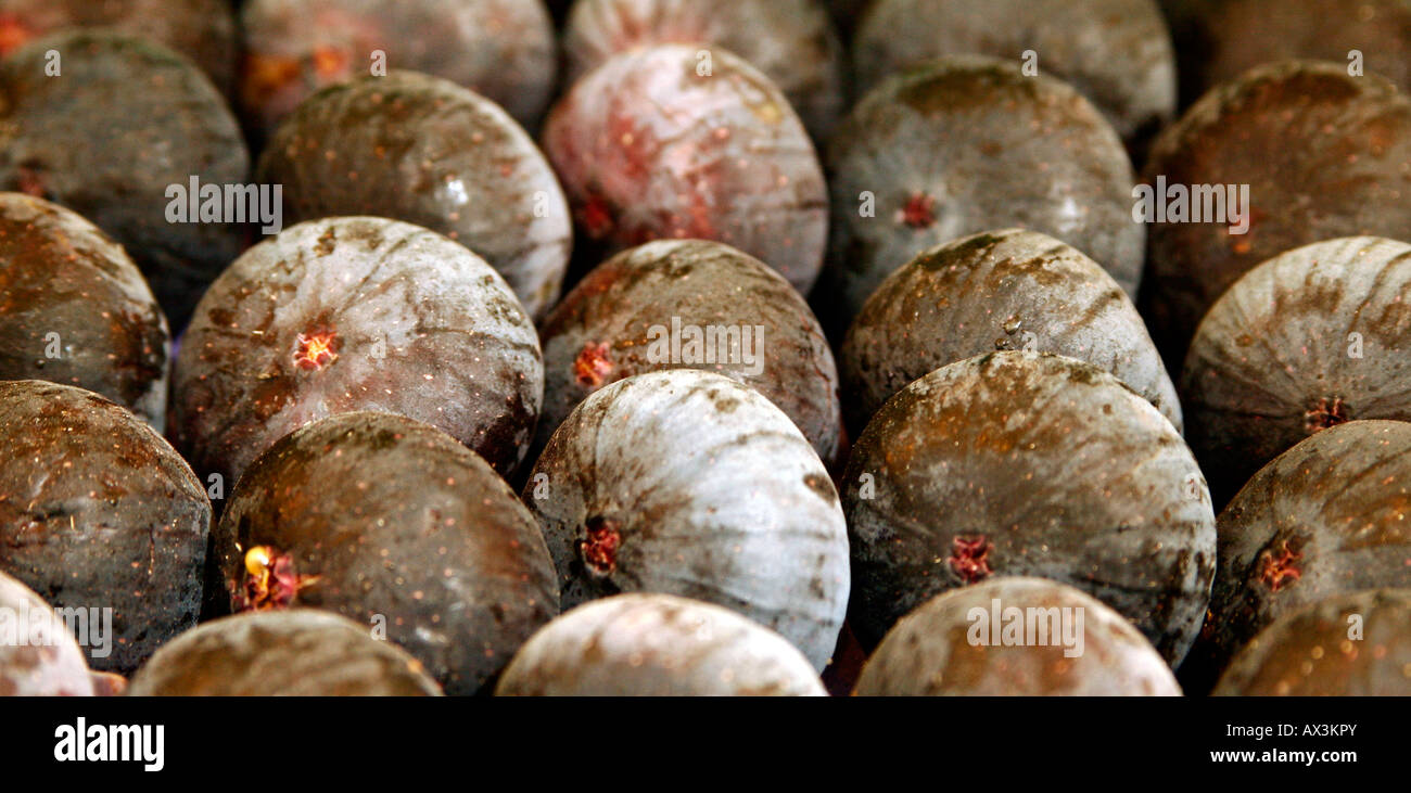 Caisse de figues violettes sur un étal du marché Banque D'Images