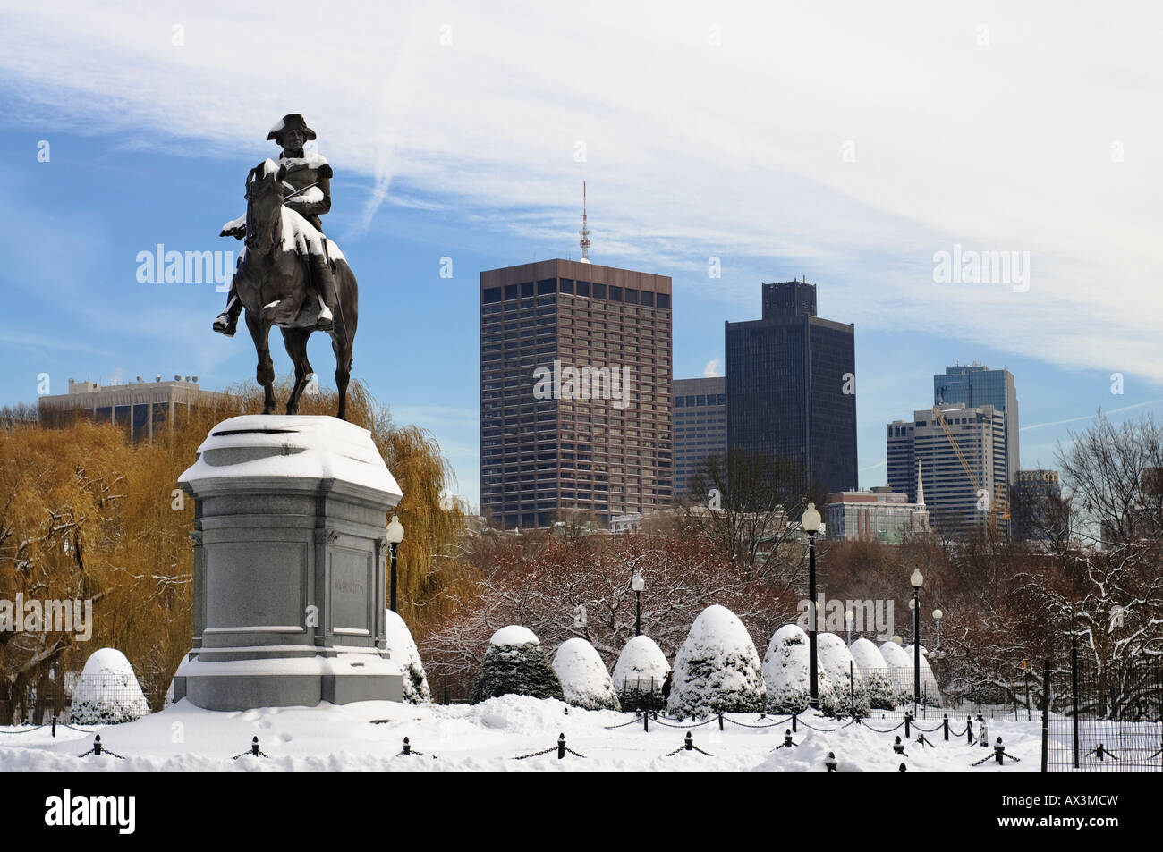 Sculpture de George Washington dans le jardin public de Boston MA. Après une neige fraîche. Banque D'Images