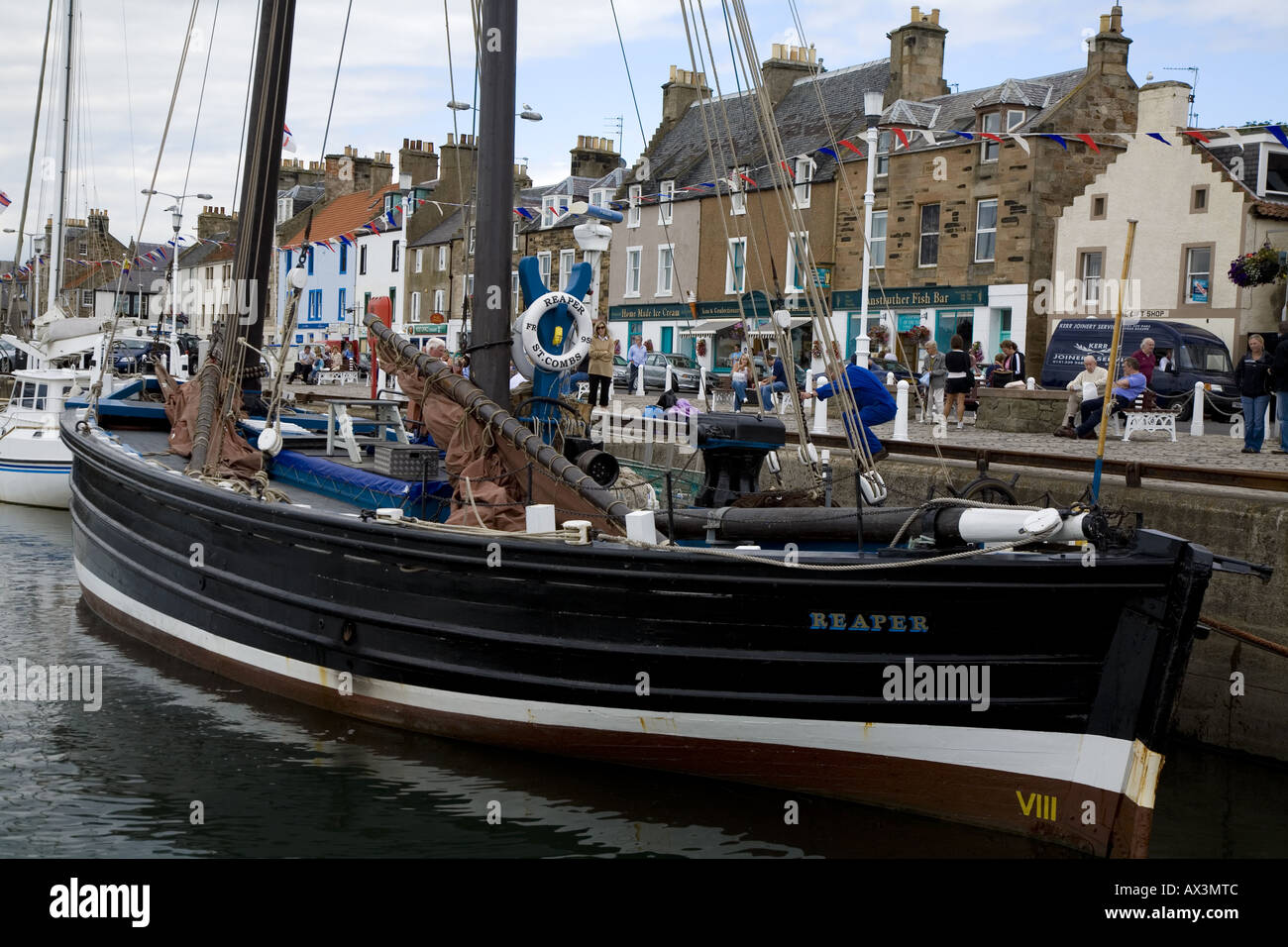 Vieux Port avec bateaux de hareng à Fife Anstruther Scotland UK Banque D'Images