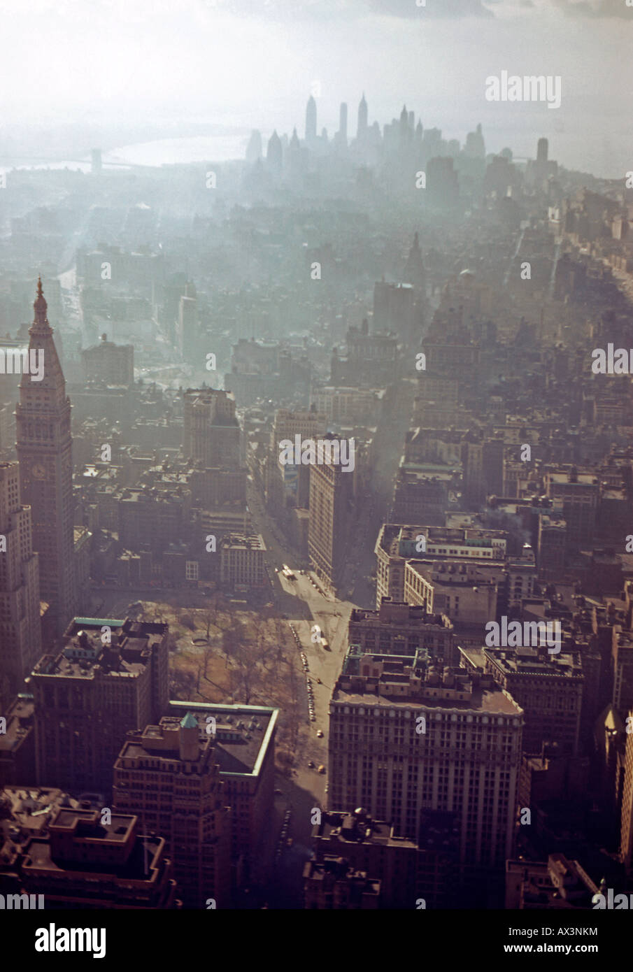 Toits de New York au soleil voilé vue de l'Empire State Building en regardant vers le sud, ch. 1950 Banque D'Images