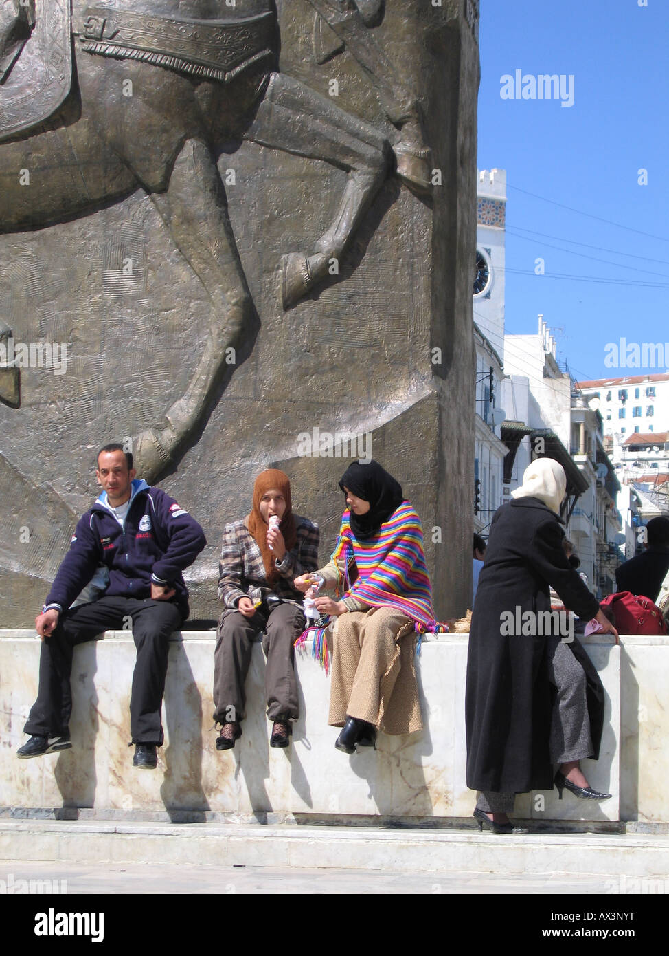 Les gens se reposer sur place Emir Abdelkader, Alger, Algérie Banque D'Images