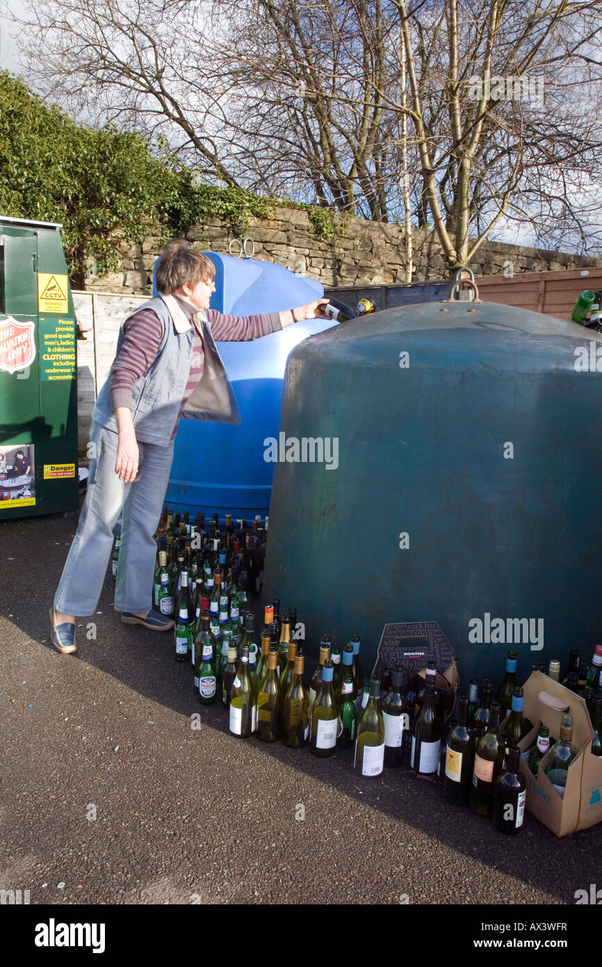 Le recyclage des bouteilles de vin peut se ranger dans un grand contenant. Centre de recyclage des bouteilles en verre installation bouteilles d'alcool vides et bacs à roulettes trop remplis. Banque D'Images