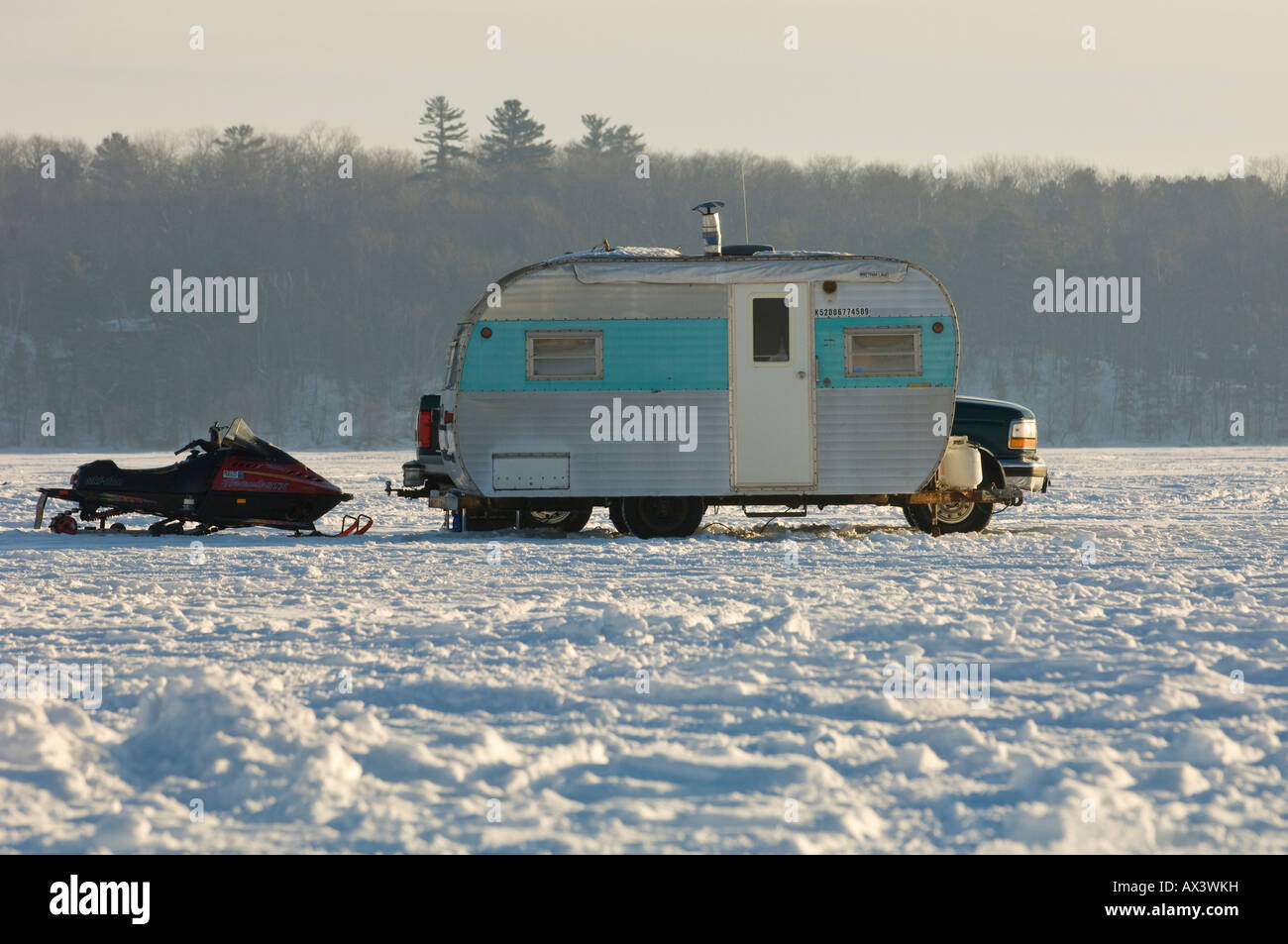 Un camping-TRAILER CONVERTI EN UNE MAISON DE PÊCHE SUR GLACE LAC LEECH MINNESOTA Banque D'Images