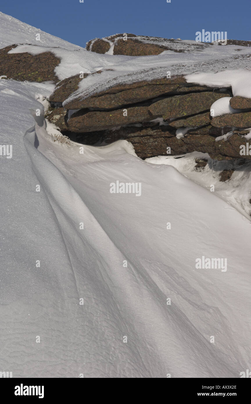 Les roches de granit et de la neige soufflée, Cairngorms. Banque D'Images