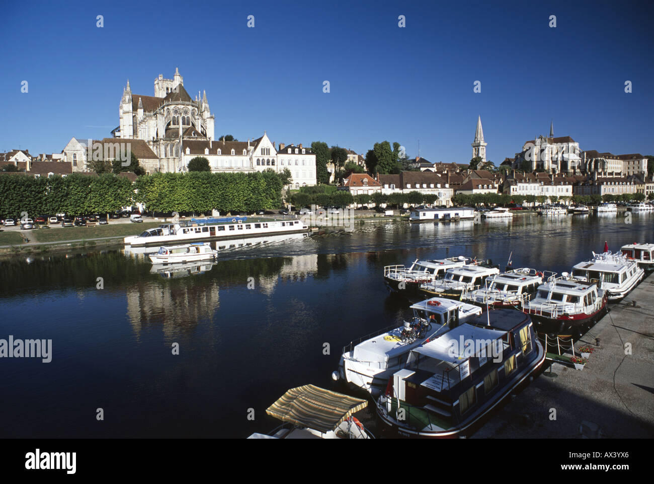 Auxerre waterfront en Yonne, Bourgogne France. Banque D'Images