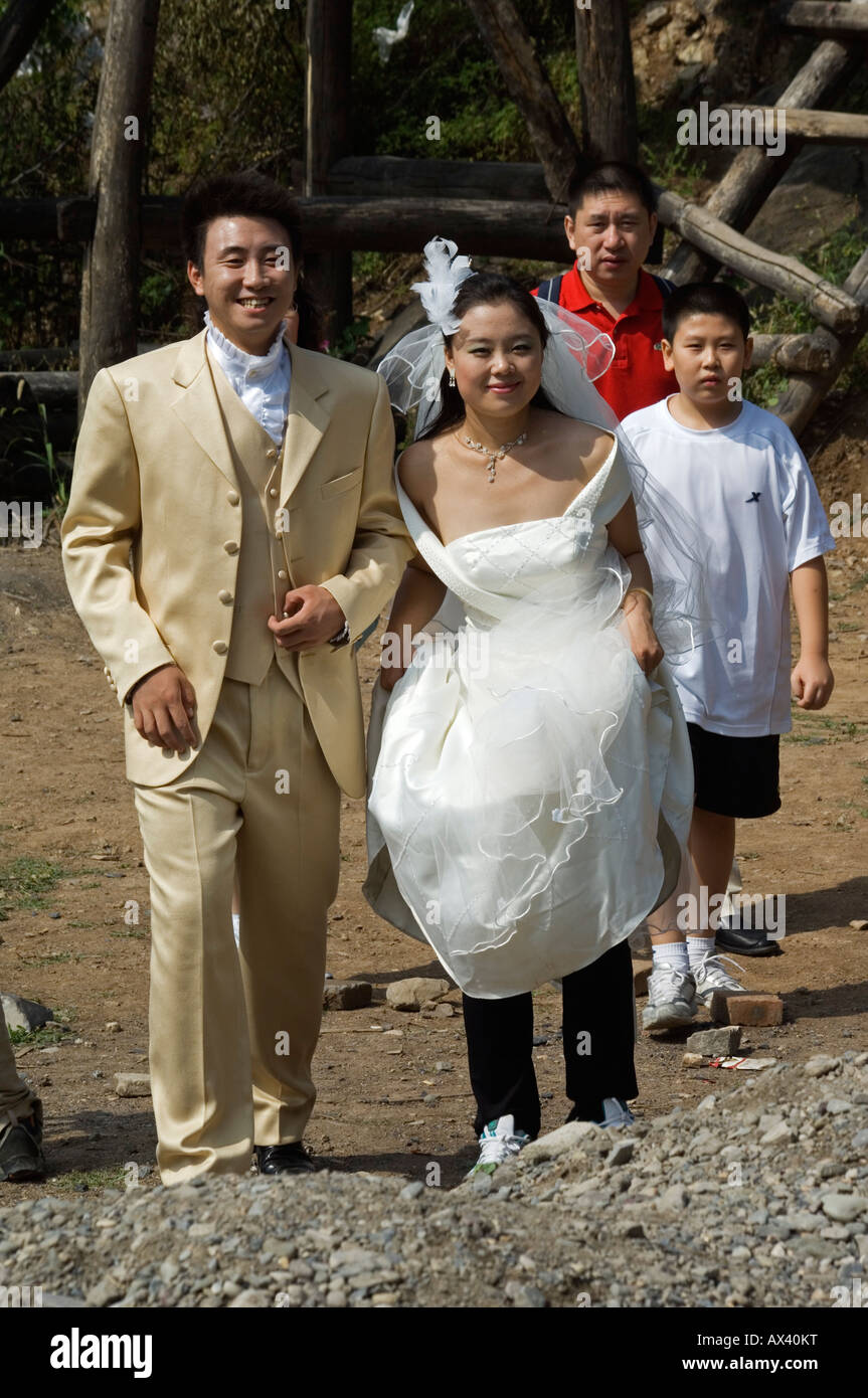 La Chine, Beijing, Cuandixia village. Un couple chinois dans l'ouest de l'habit de noces. Banque D'Images