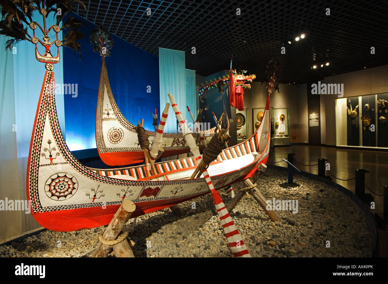 La Chine, Shanghai, Musée de Shanghai. Les nationalités minoritaires chinois Art Gallery - bateau de pêche avec peint et sculpté design. Banque D'Images