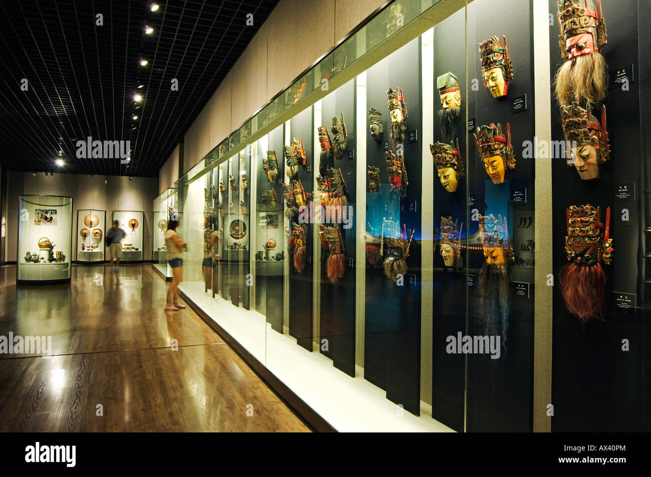 La Chine, Shanghai, Musée de Shanghai. Les nationalités minoritaires chinois Art Gallery - masques en bois laqué de couleur pour Di Xi. Banque D'Images