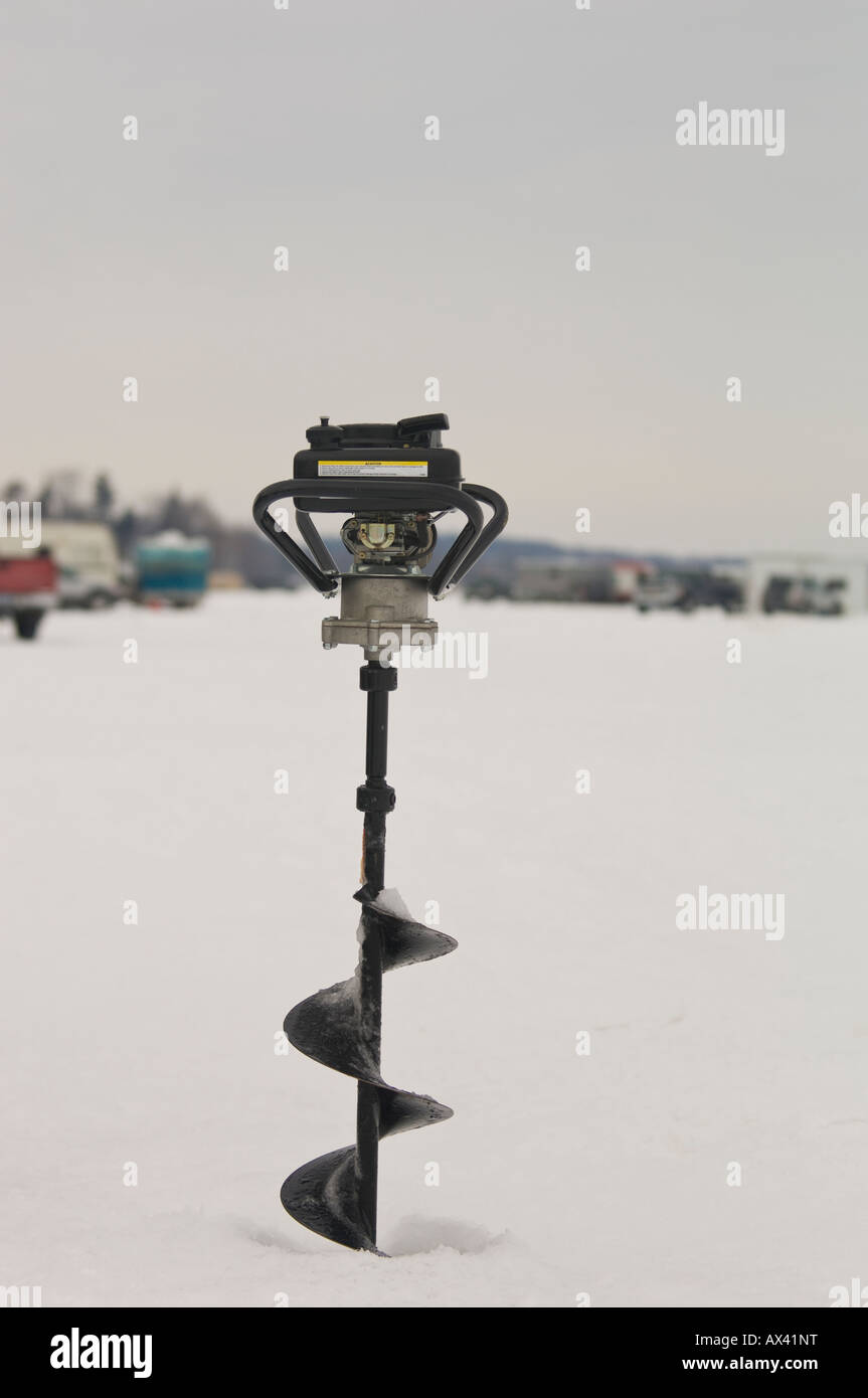 Une VIS SANS FIN DE GLACE SE TIENT À LA VERTICALE DANS LA GLACE Banque D'Images