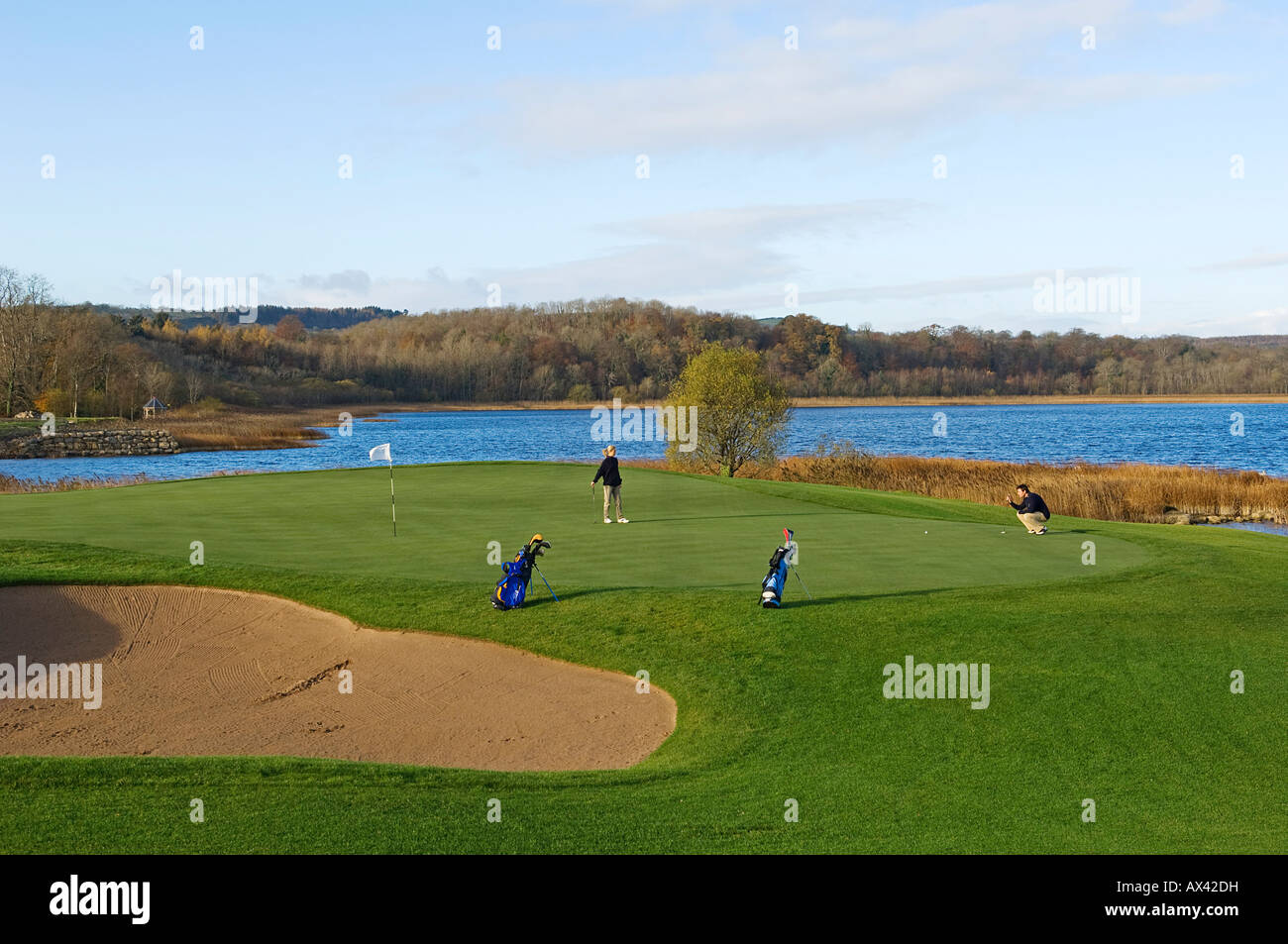 Royaume-uni, Irlande du Nord, Fermanagh. Jouer au golf sur le nouveau cours conçu par Nick Faldo à Lough Erne Golf Resort (MR). Banque D'Images