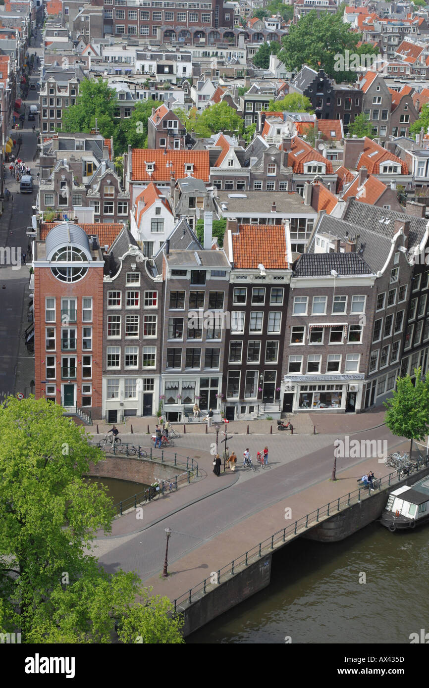 Amsterdam Hollande Pays-bas vue aérienne du quartier du Jordaan, le long du canal Prinsengracht prises à partir de l'église Westerkerk Banque D'Images