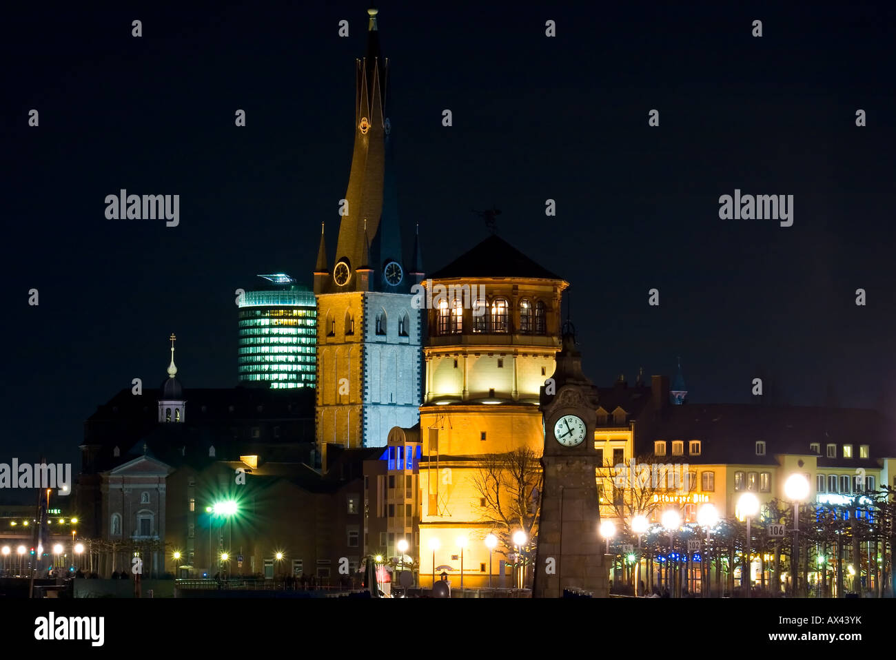 Les repères de Düsseldorf en ligne, Rheinuferpromenade. Banque D'Images