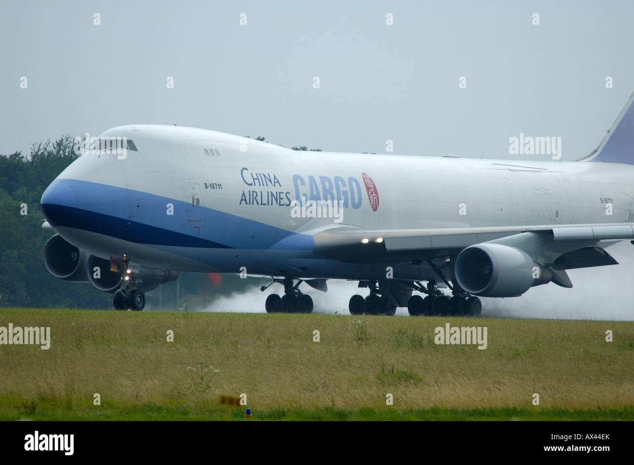 Boeing 747 cargo décollant dans la pluie et le mauvais temps Banque D'Images