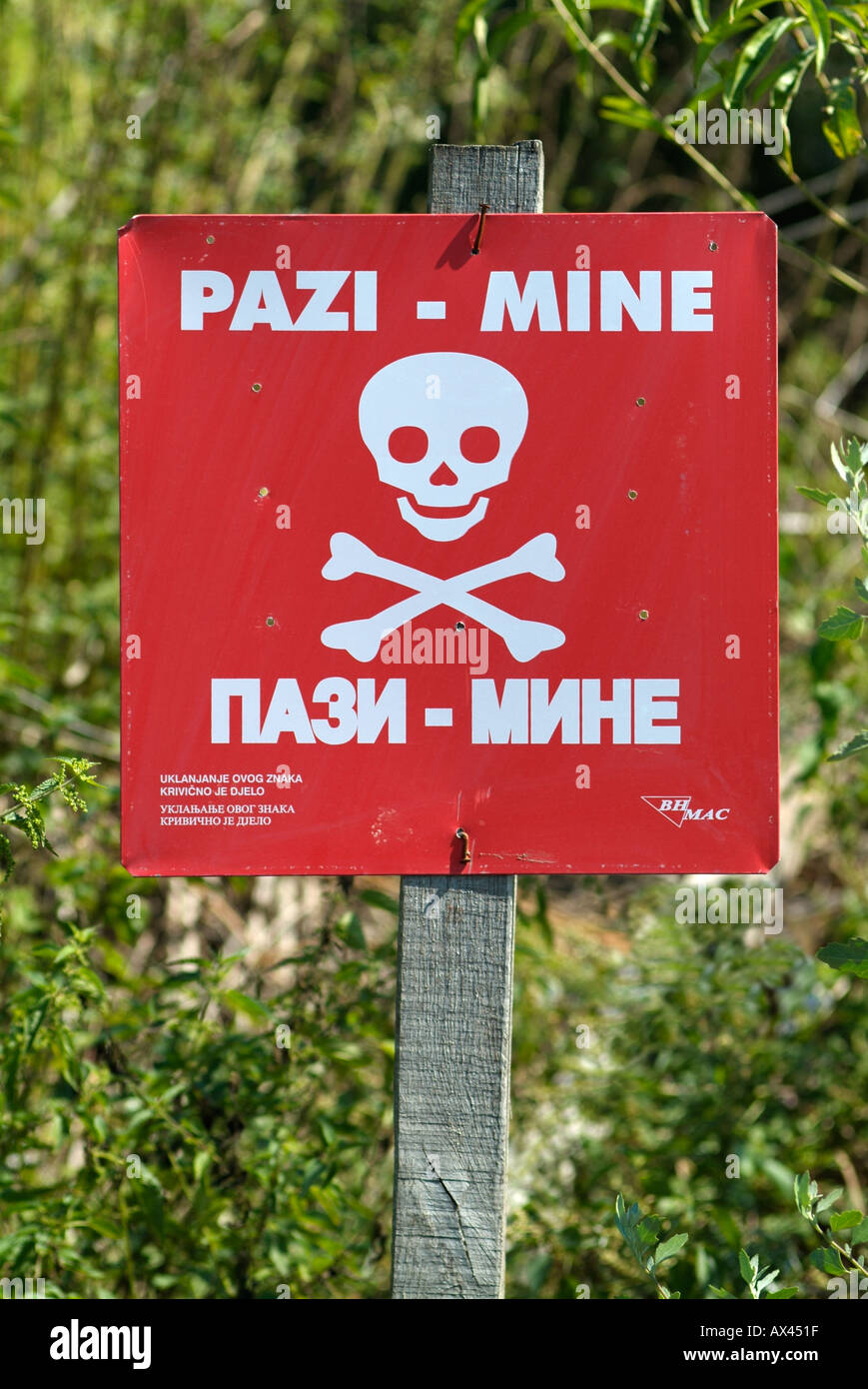 Signe de la mine marque le bord d'un champ de mines près de la ville de Doboj Bosnie Herzégovine Banque D'Images