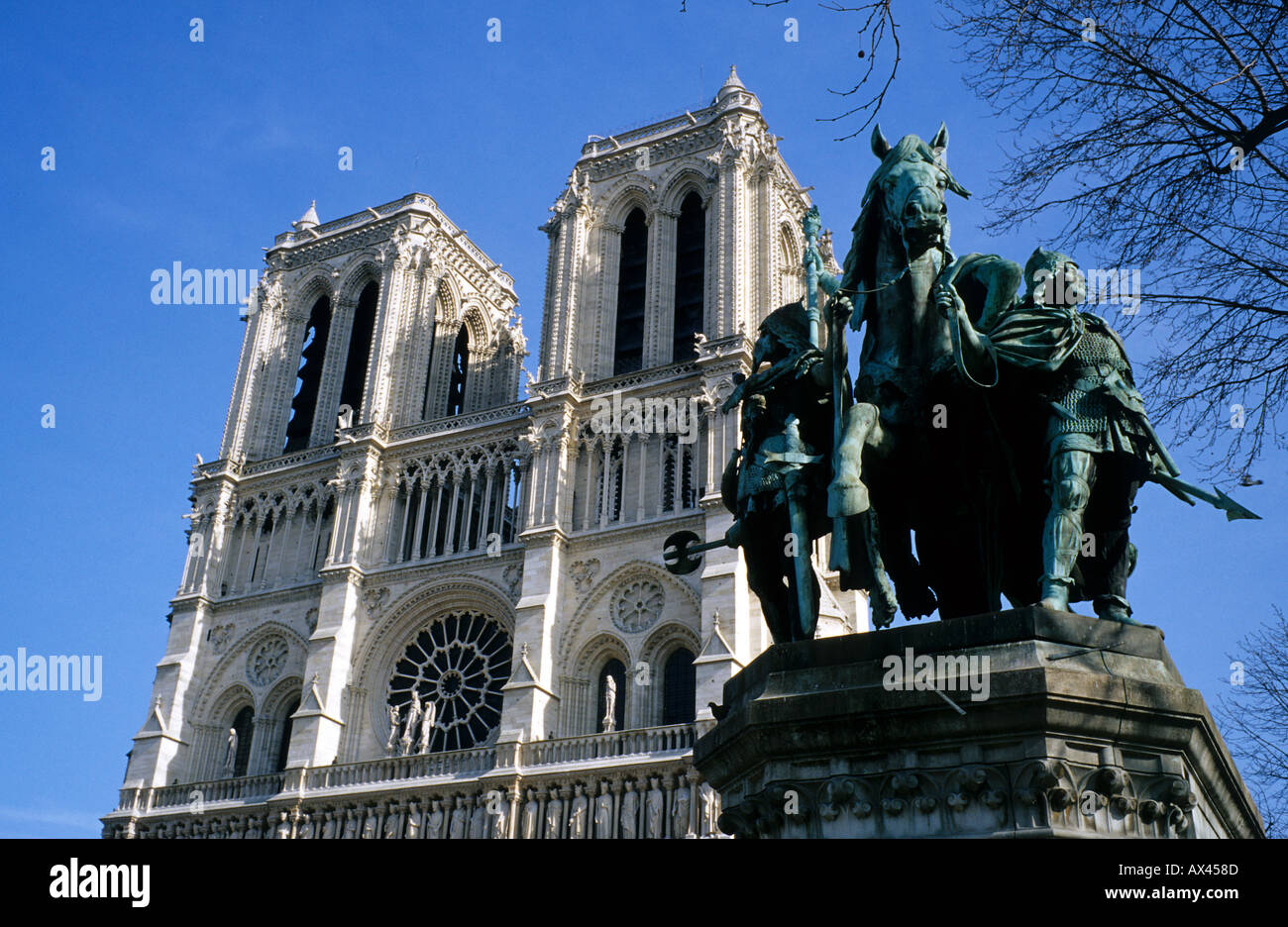 Equestrian statue en bronze de l'empereur Charlemagne, Charles le Grand, en face de cathedraI gothique Notre-Dame, Paris, France, Europe Banque D'Images