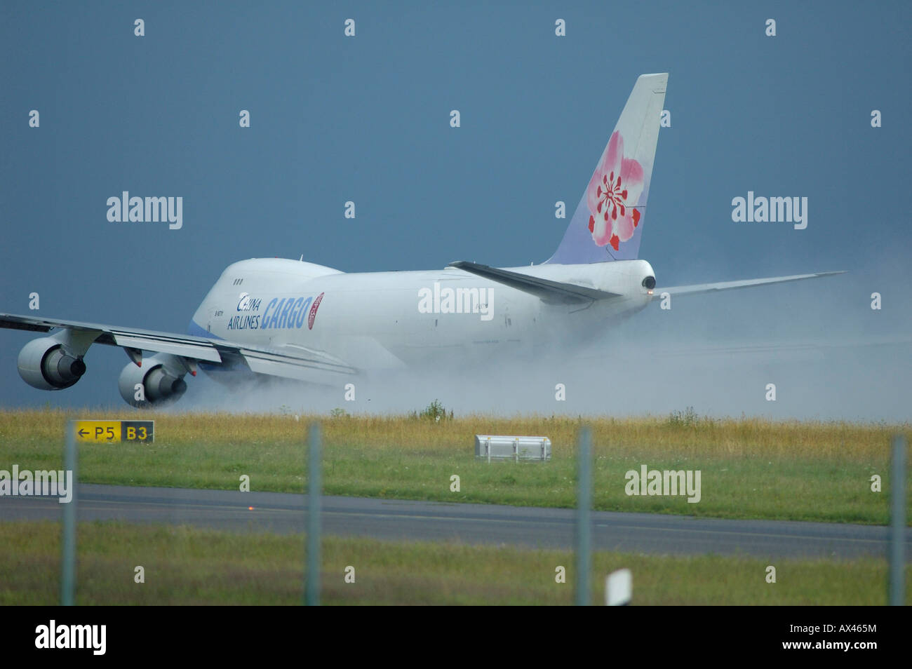 Boeing 747 cargo décollant dans la pluie et le mauvais temps - Dark Sky  = orage Banque D'Images