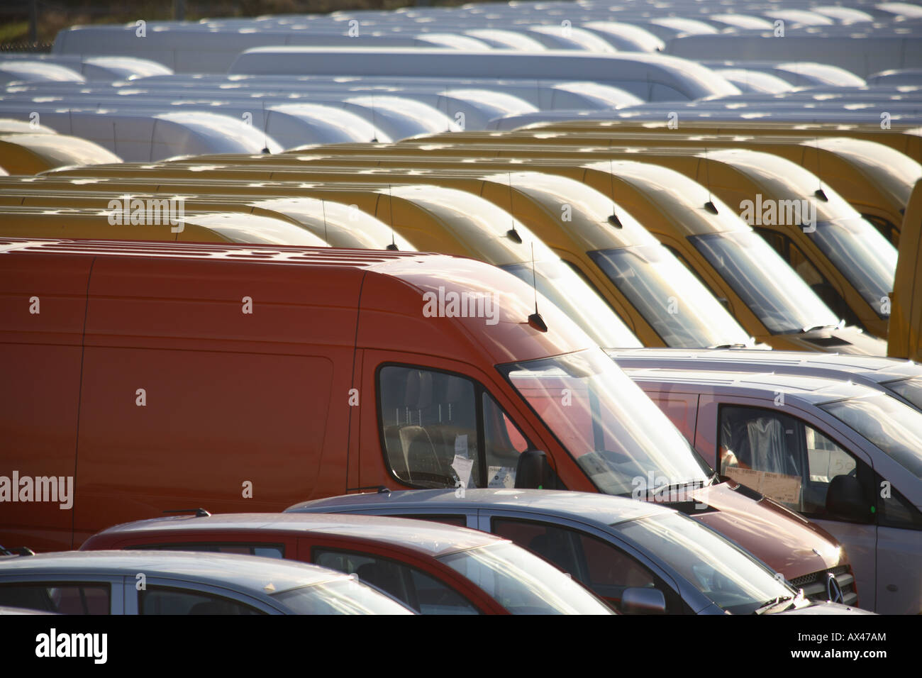 Lignes de nouvelle Mercedes cars dans un lot de voiture en attente de distribution Banque D'Images