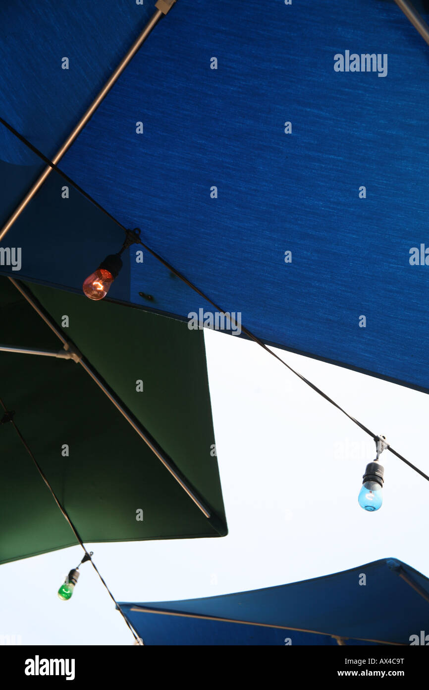 Des parasols et des lumières dans le restaurant en plein air Banque D'Images
