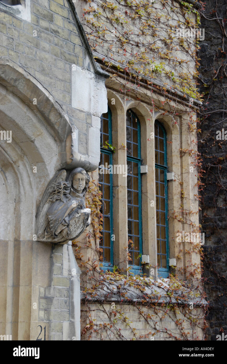 Détail architectural montrant stone angel dans Dean's Yard Westminster London Banque D'Images