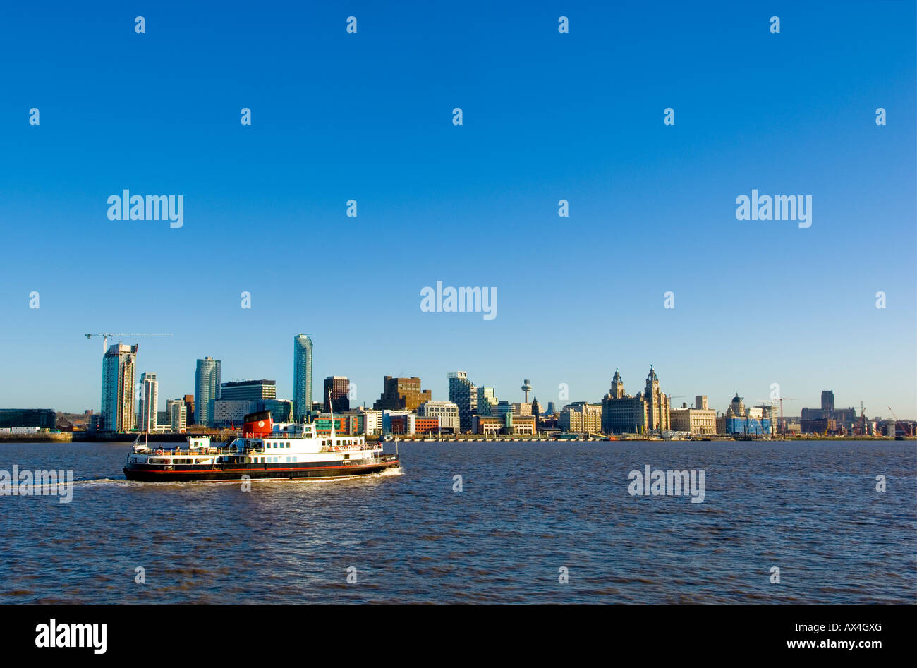 Ferry de Liverpool qui passe devant les trois grâces et les bâtiments du front de mer contemporain Banque D'Images