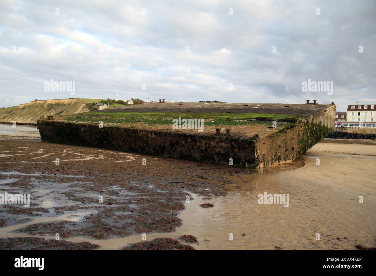 Une jetée de Spud du port Mulberry à Arromanches sur Gold Beach, en Normandie. Banque D'Images