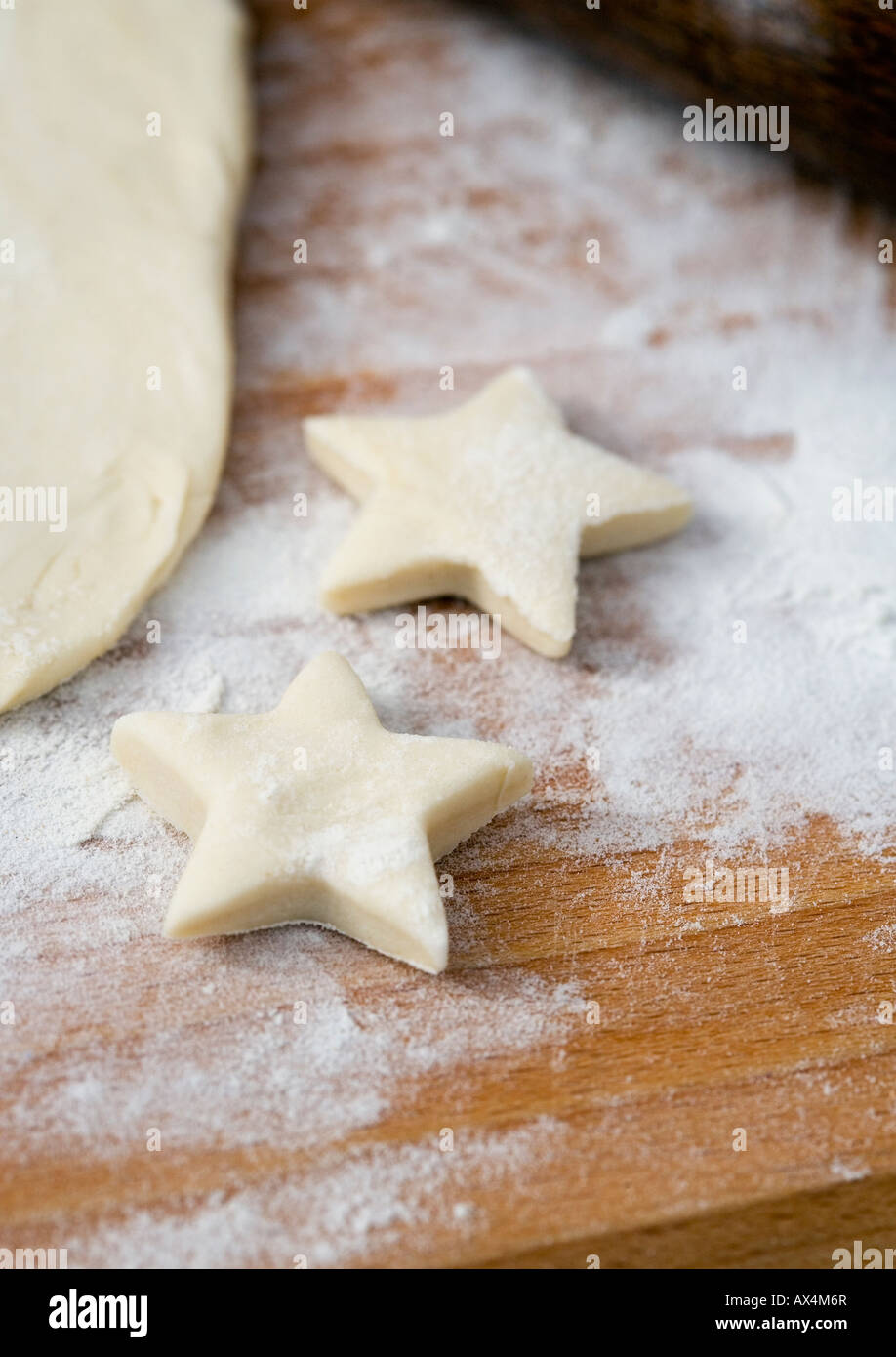 La pâte roulée en forme d'étoile avec les cookies avant cuisson Banque D'Images