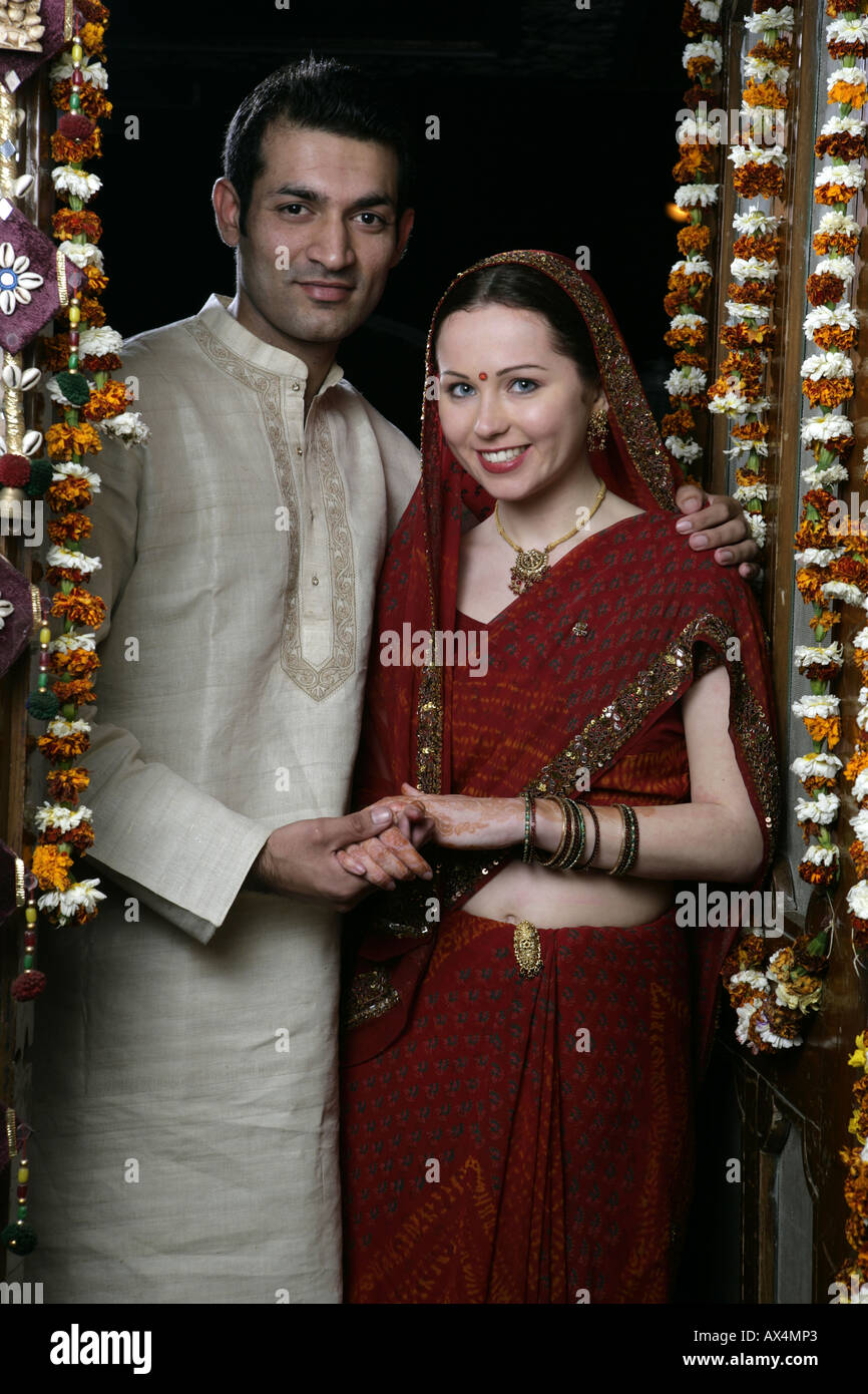 Portrait d'un couple celebrating diwali and smiling Banque D'Images