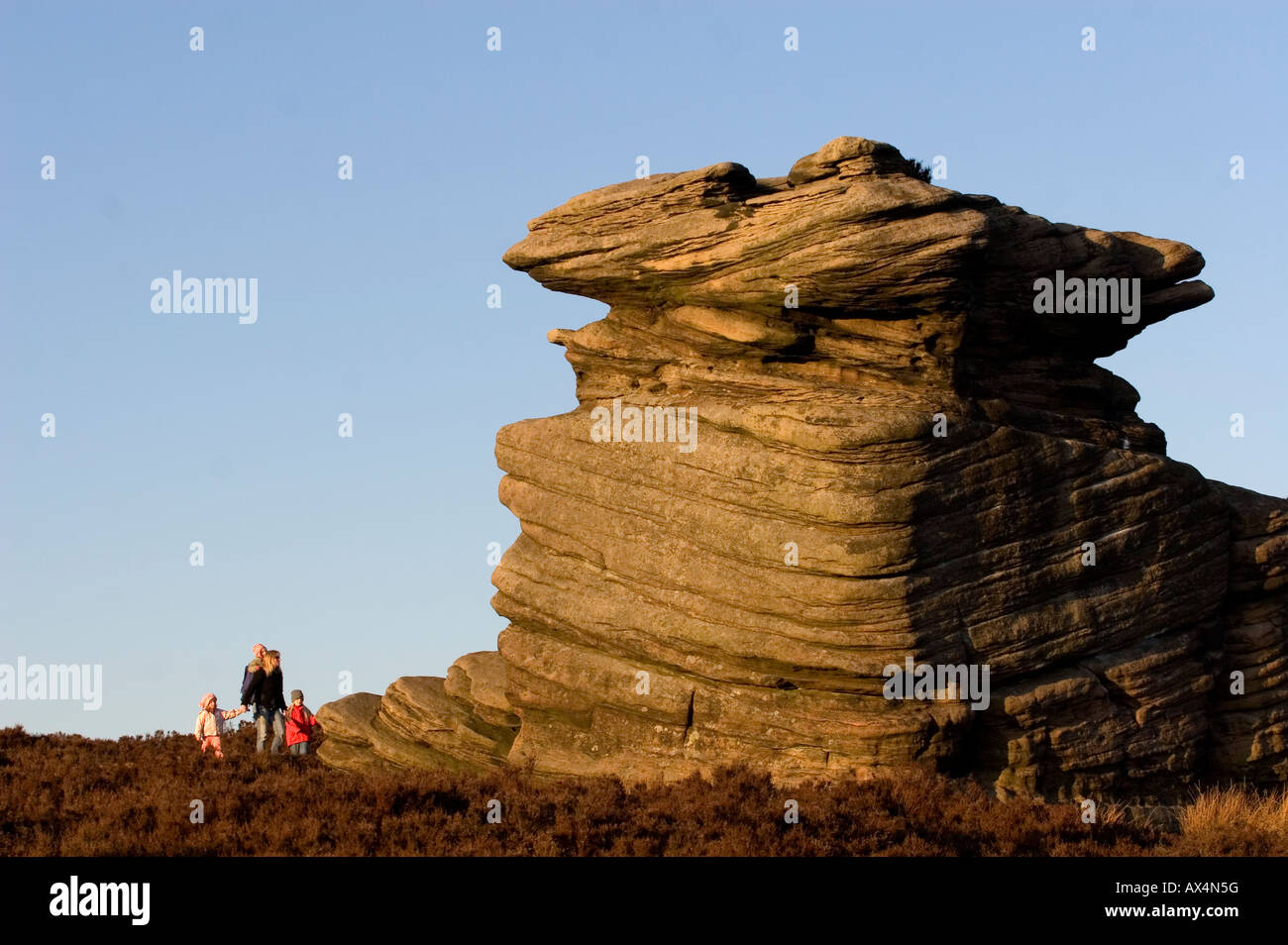 Une mère et des enfants à côté de la mère dans l'Burbage Valley près de Sheffield dans le parc national de Peak District, Derbyshire Banque D'Images
