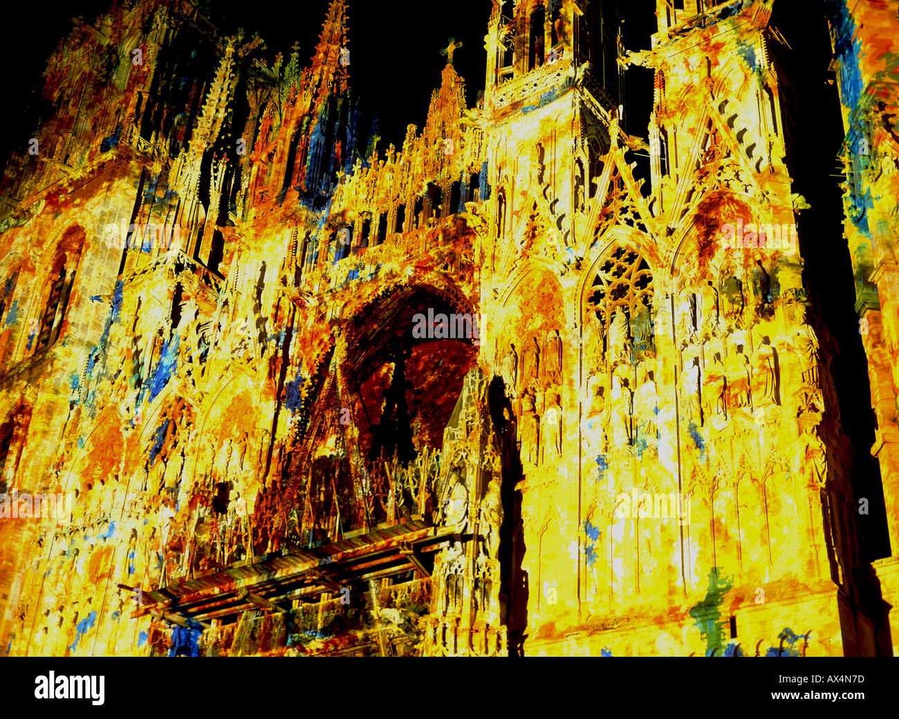 La Cathédrale de Rouen façade ouest éclairée la nuit avec projection du tableau de Monet en Seine Maritime Normandie France Banque D'Images