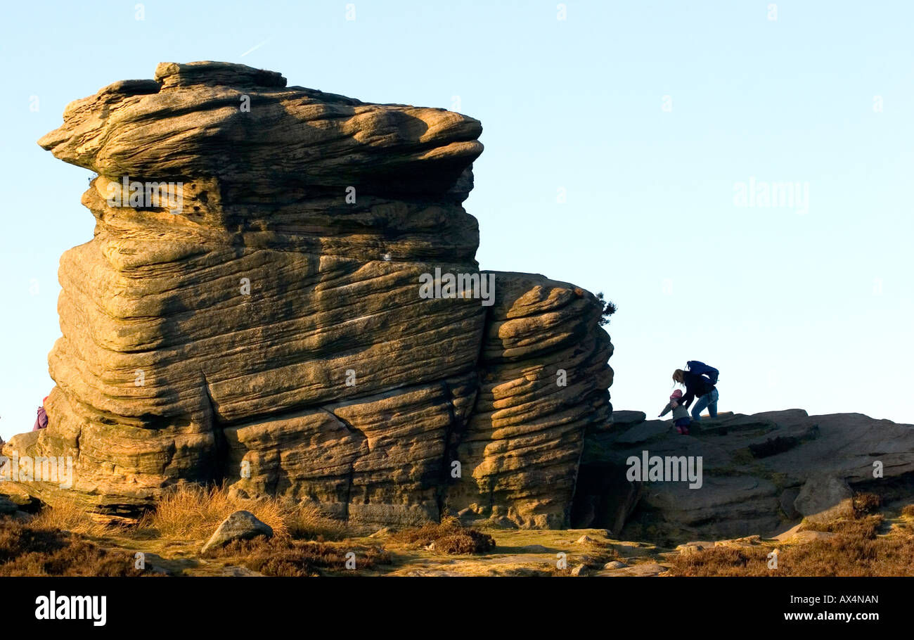 Une mère et des enfants à côté de la mère dans l'Burbage Valley près de Sheffield dans le parc national de Peak District, Derbyshire Banque D'Images