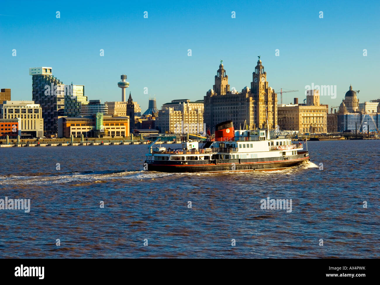 Ferry de Liverpool qui passe devant les trois grâces et les bâtiments du front de mer contemporain Banque D'Images