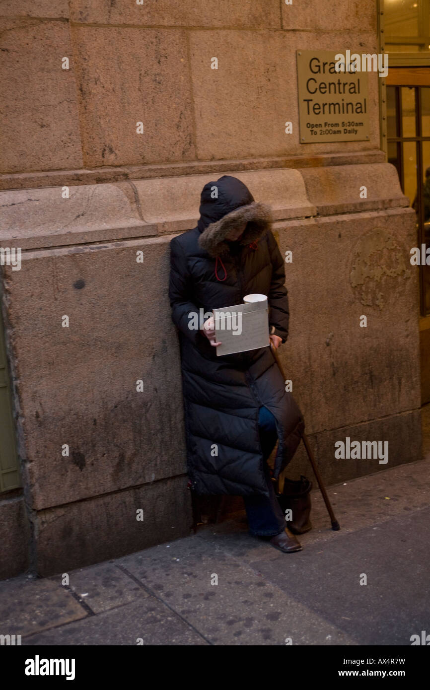 Femme mendiant en face de Grand Central Station à New York City Banque D'Images