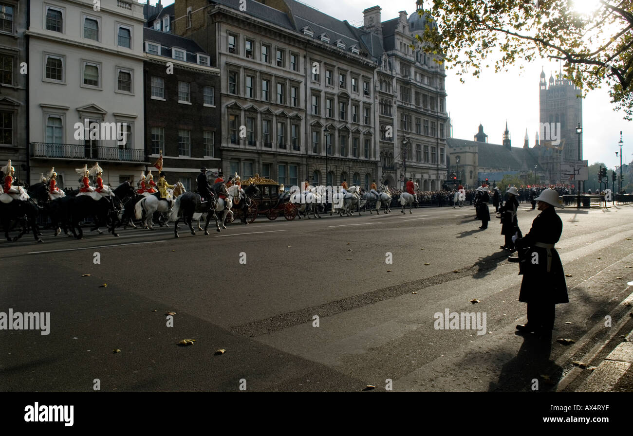 La Reine DANS LE COACH AUSTRALIEN AVEC ESCORTE ET GARDÉ PAR DES ROYAL MARINES RENVOIE À PARTIR DE L'OUVERTURE DE LA DERNIÈRE SESSION DU PARLEMENT EUROPÉEN DE Banque D'Images